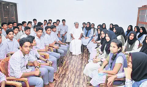 Former Chief Minister Oommen Chandy interacting with students