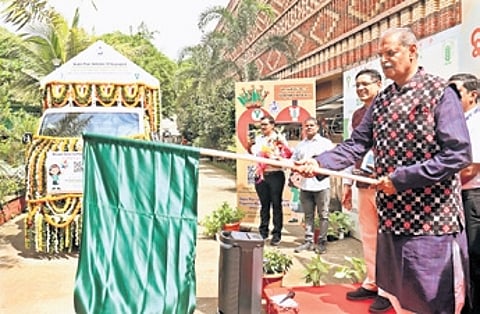 Dy CM KV Singh Deo flagging off a rath for promotion of rooftop gardening, at Krushi Bhavan