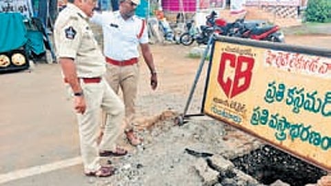 Unregulated auto and private vehicle parking was identified as a major issue, leading to frequent traffic snarls on Old Club Road and the 60-feet road.