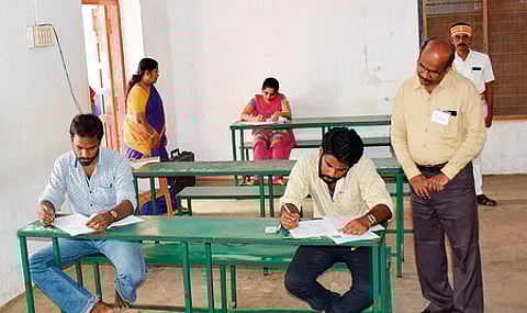 Several centres were reported to be nearly empty due to the high rate of absenteeism.