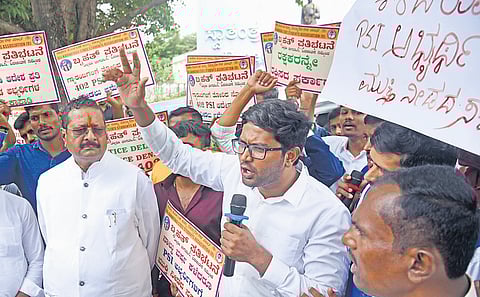 PSI recruits, joined by MLA Basangouda Patil Yatnal, stage a protest at Freedom Freedom Park on Thursday