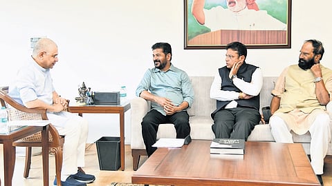 Chief Minister A Revanth Reddy and his Cabinet colleagues, D Sridhar Babu and N Uttam Kumar Reddy, during a meeting with the Union Railway and IT Minister
Ashwini Vaishnaw at Rail Bhavan in New Delhi on Thursday.