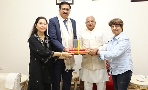 Governor Mangubhai Patel welcomed the Chief Justice of the Madhya Pradesh High Court, Justice Shri Sanjeev Sachdeva, at Raj Bhavan by presenting him with a shawl and a memento.