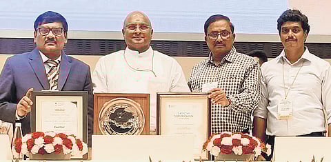 Mayor K Ravindra and GMC Commissioner Puli Srinivasulu with award