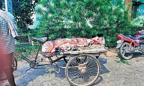 Madhu carrying his daughter’s body to Baliapal CHC on the trolley rickshaw.
