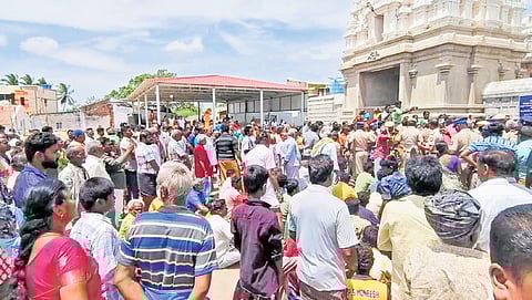 An ‘entry for all’ notice board in front of the Mariyamman temple in Karur district was removed by a section of caste Hindus on Thursday.