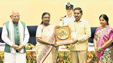 President Droupadi Murmu presenting the award to MAUD Minister P Narayana at the Swachh Survekshan Awards Ceremony in New Delhi on Thursday