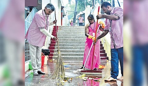 Chief Minister Nara Chandrababu Naidu cleaning the Kapileswara Swamy temple premises with sanitation workers in Tirupati on Saturday.