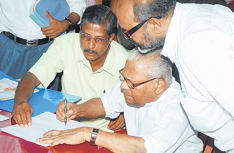 VS filing his nomination for contesting from the Malampuzha constituency in 2011
