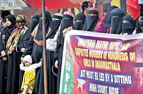 SDPI members protest, demanding that the State Government appoint a sitting High Court judge to probe the alleged rape and murder cases in Dharmasthala.