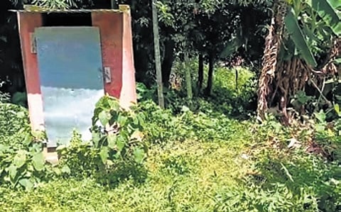 The toilet, behind which the incident took place.