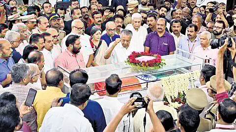 CM Pinarayi Vijayan pays tribute to V S Achuthanandan at Durbar Hall, Thiruvananthapuram, on Tuesday.