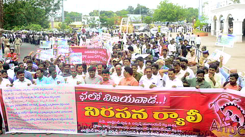 The procession began at the railway station and culminated in a public meeting at Dharna Chowk.