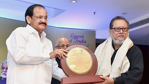 The Vice President, M. Venkaiah Naidu presenting the Legends of India - Lifetime Achievement Award to renowned Theatre personality, Ratan Thiyam, in New Delhi, in 2018