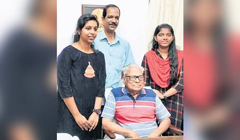 V S Achuthanandan with Arjunan and his daughters.