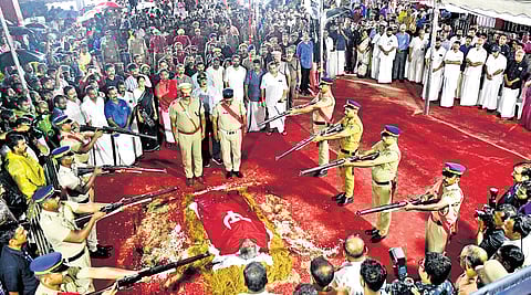 Kerala Police present Guard of Honour to former chief minister and CPM icon V S Achuthanandan at Valiyachudukadu in Alappuzha on Wednesday