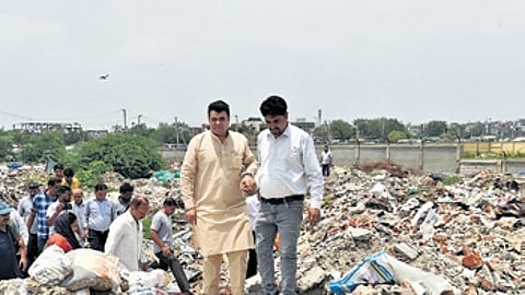 AAP’s Leader of Opposition in the MCD, Ankush Narang, visited the garbage dump site near Majlis Park.
