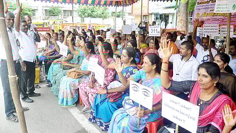 Teachers raised the slogan "Equal pay for equal work", highlighting the pay gap that continues to affect thousands appointed after May 31, 2009.