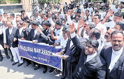 Nagapattinam held protests condemning the oral remarks of the division bench of the Madurai bench of the Madras HC, and demanded the bench to drop the action initiated against advocate S Vanchinathan.