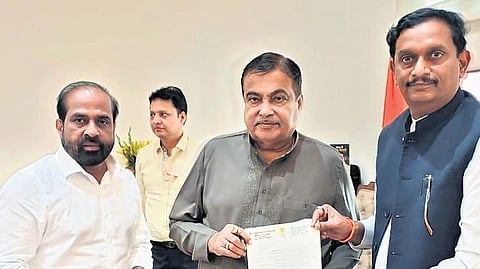Andhra Health Minister Y Satya Kumar Yadav (L) and Vijayawada MP Kesineni Shivanath (R) with Union Road Transport and Highways Minister Nitin Gadkari.