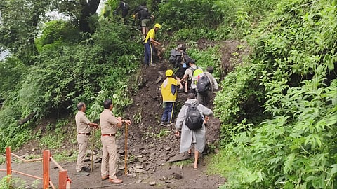 Police swiftly moved to halt all movement, stopping pilgrims at both Gaurikund and Sonprayag.