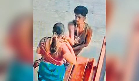 A video clip of the man snatching the gold chain at Perungudi MRTS railway station on Wednesday.