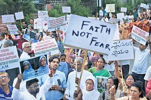 The march began at 6:30 pm from St Francis School, moving past St Mary’s School and St John’s Road, before culminating at the Mother Teresa Statue.