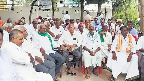 FCV tobacco farmers stage protest in Ongole;demand Rs 1,000 crore fund, MSP of Rs 20,000 per quintal