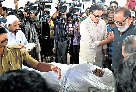 Actors Lal and Suresh Krishna pay tributes to Navas at Town Juma Masjid Aluva.