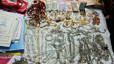 Gold and silver ornaments weighing 250 g and 400 g, respectively.