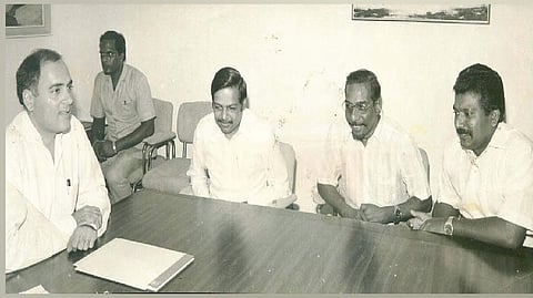 Rajiv Gandhi, Velupillai Prabhakaran (extreme right), Anton Balasingham (second from right) and Panrutti Ramachandran.