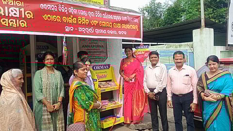 ORMAS joint CEO Bipin Rout and DIPRO Bhabani Shankar Bhuyan with SHG members