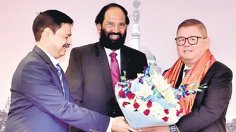 The Cabinet Secretary of Agriculture of the Philippines, Francisco P Tiu Laurel Jr greets Civil Supplies Minister N Uttam Kumar Reddy on Wednesday.