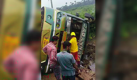 The injured people included the bus conductor and the helper, while the driver fled from the scene after the mishap.