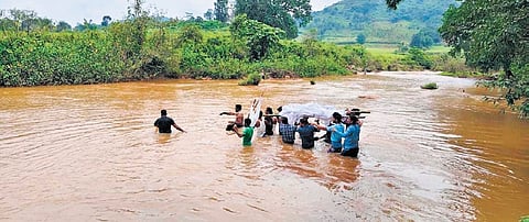 Bageipadar villagers crossing Muran river with the body to reach the burial ground