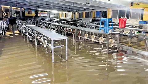 Heavy rain in Bhadrachalam inundates the Annadana Satram near the temple