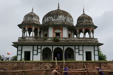 A group of women clashed with police while allegedly trying to perform puja at a disputed mausoleum site in the Abunagar area on the occasion of Kartik Purnima.
