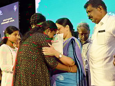 A family member is overcome with emotion, breaking down in tears in front of Health Minister Veena George during the "Smrithi Vandanam" ceremony held in Thiruvananthapuram to commemorate deceased organ donors and honor their families.