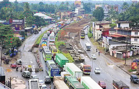 A serpentine queue of vehicles at Muringoor with vehicle movement coming to a virtual standstill .