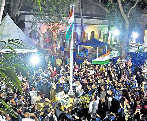 The third edition of Satyameva Jayate, a public-driven initiative to observe Independence Day, saw over 300 people attend an evening of music that concluded in a flag-hoisting on Thursday midnight. Congress MLA Rizwan Ahmed did the honours of hoisting the Tricolour