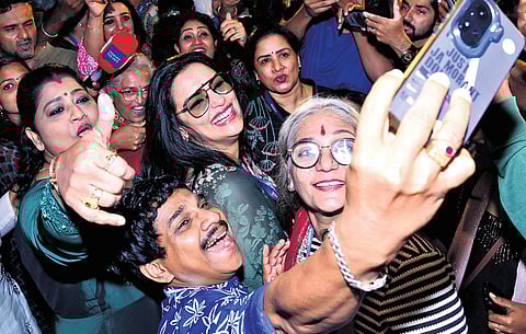 Vinod Kovoor clicks a selfie with Shwetha Menon after she was elected president