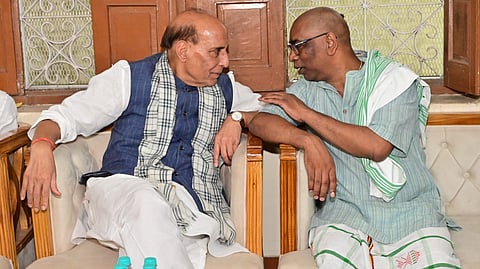 Defence minister Rajnath Singh with Jharkhand CM Hemant Soren at a ceremony to pay tribute to the demise of JMM founding member Shibu Soren.