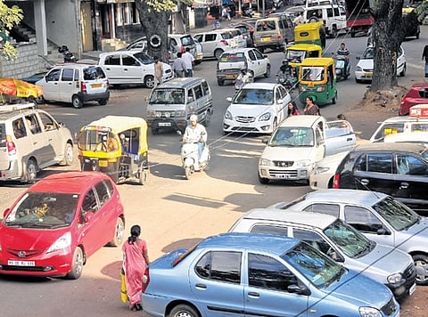 While the number of people using carpooling has increased since the bike taxi ban, the State Transport Department has not issued clear guidelines for their operations.
