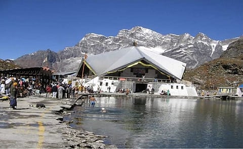Hemkund Sahib is situated in the Himalayas at an elevation of 4,632 metres (15,200 ft) surrounded by seven mountain peaks, each adorned with a 'Nishan Sahib' flag on its cliff.