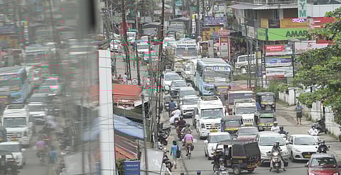 The gridlock formed in Muvattupuzha town following the closure of the Kacherithazham new bridge.