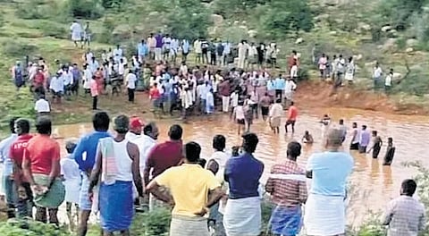 6 children, all students pursuing class V, drowned in a water tank in Apsari mandal of Kurnool district.