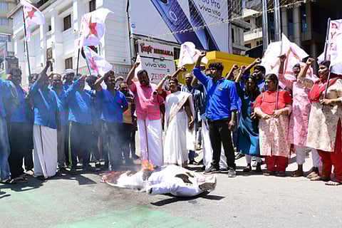 DYFI activists burn an effigy of V. D. Satheesan at Menaka, in Kochi. demanding the resignation of Youth Congress president Rahul Mamkootathil