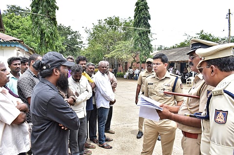 KGF Superintendent of Police Shivanshu Rajput collecting details of rowdy sheeters during the parade. Deputy Superintendent of Police Panduranga was also present.