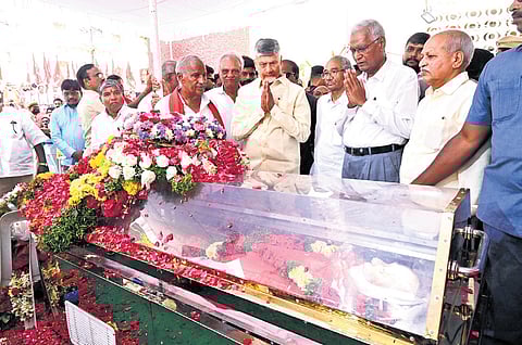 Chief Minister N Chandrababu Naidu paid homage to CPI leader Suravaram Sudhakar Reddy at the party headquarters Makhdoom Bhavan in Hyderabad