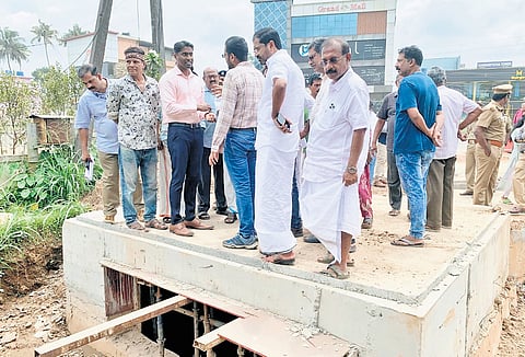 Traffic Management Committee, chaired by Thrissur District Collector Arjun
Pandian, inspecting the ongoing work on NH 544